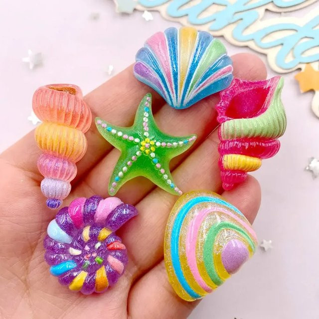 10 Stück Glitzer-Ozean-Harz-Anhänger in Blau und Multicolour mit Seestern und Muschel für DIY-Scrapbook-Dekorationen - Bild 1