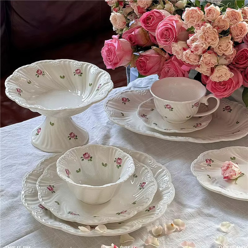Keramik Geschirr Set mit Kaffeetassen, Untertassen und Tellern in Weiß mit floralem Vintage-Rosenmuster - Bild 3