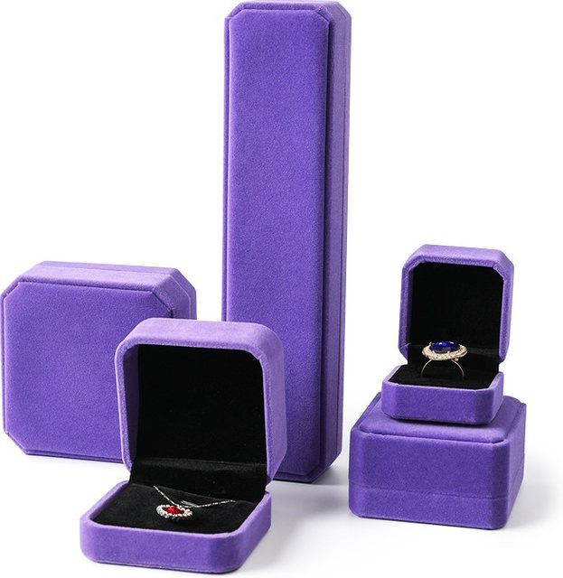 Samt-Schmuckschatulle in Lila als Organizer für Ringe, Halsketten, Armbänder und Ohrringe - Bild 1