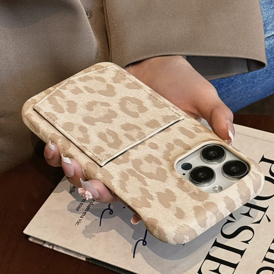 Retro Schutzhülle aus Mattleder-Imitat mit Leopardenmuster und Kartenfach für iPhone 17 16 15 14 13 Pro Max in Multicolour und Silber - Bild 2