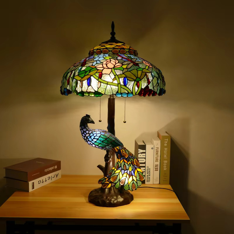YUENSLIGHTING Tiffany American Retro Peacock Stehlampe mit handgefertigtem buntem Glas Lotus-Lampenschirm für Wohnzimmer und Arbeitszimmer - Bild 2