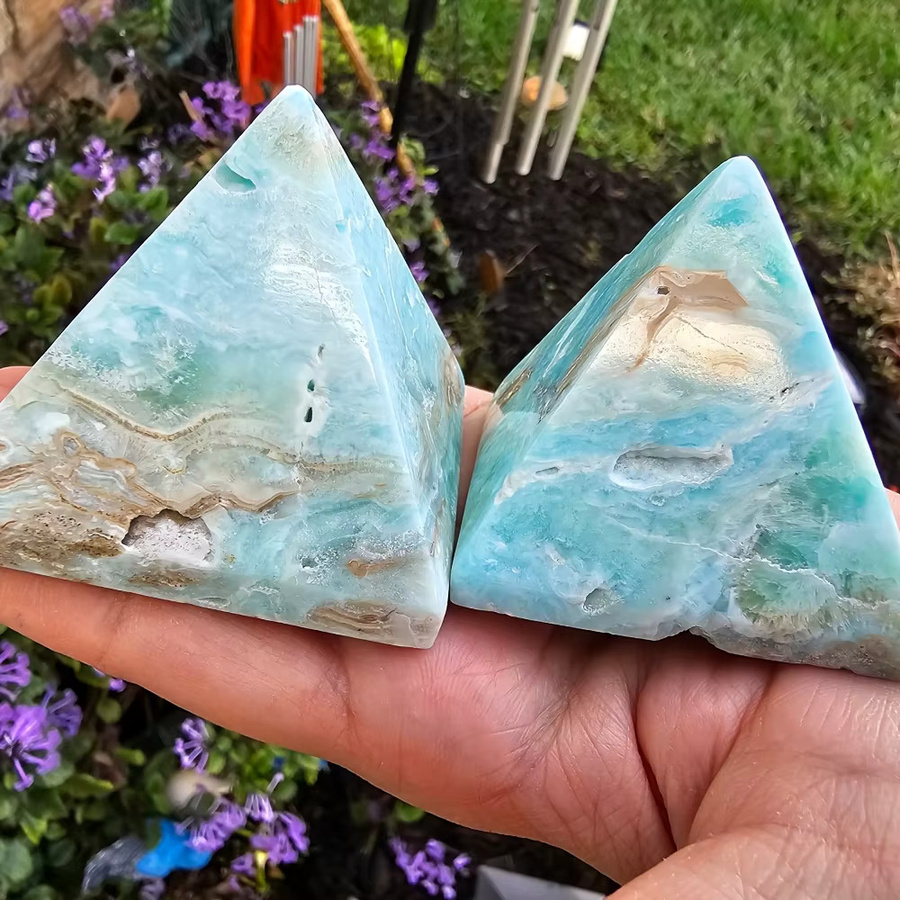 CrystalHola Hemimorphit-Pyramide aus Naturstein in Himmelblau als Tischdekoration - Bild 2