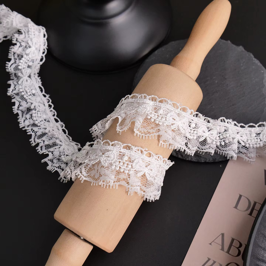 Weiße Spitzenband-Schleife mit besticktem Rand aus plissiertem Stoff für Hochzeitsdekorationen und DIY-Bastelarbeiten - Bild 2