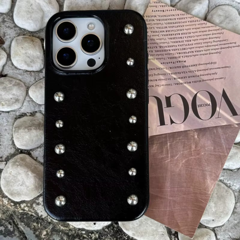 Personalisierte Apple iPhone Handyhülle aus Leder mit silbernen Nieten, stoßfest, Farbe: Silber/Schwarz - Bild 2