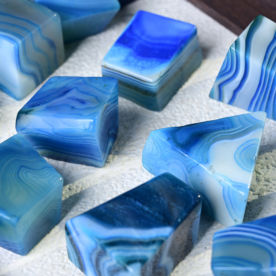 CrystalHola Blauer Achat Stein in organischer Freiform, gestreifter synthetischer polierter Stein für Schmuckherstellung und Dekoration - Bild 2