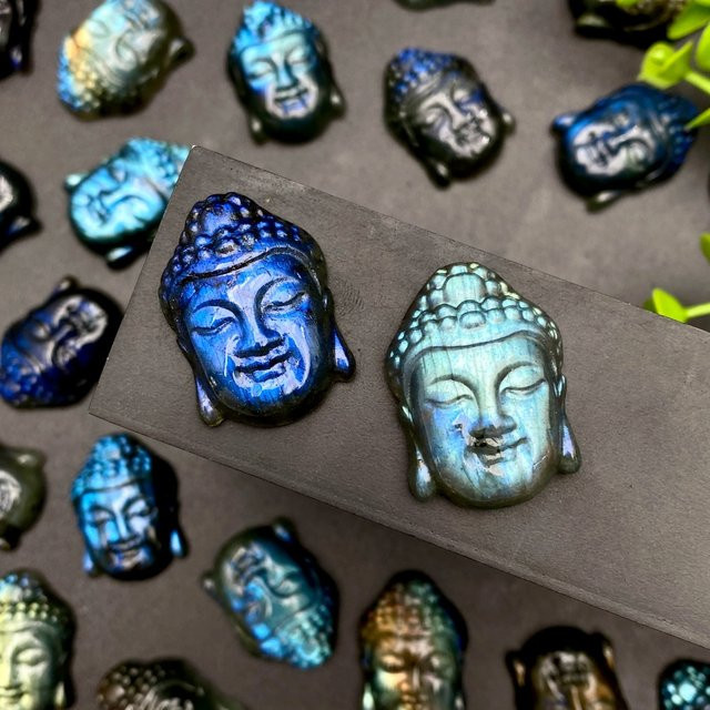 Kristallschnitzerei Buddha Kopf aus Labradorit von CrystalHola in Multicolour - Bild 1