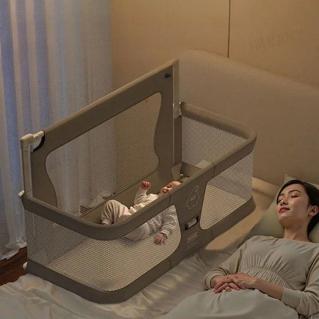 IMBABY 3-in-1 Baby-Beistellbett in Weiß für Co-Sleeping mit Bettgitter und Tragbarkeit für Twin-, Full- und Kingsize-Betten - Bild 1