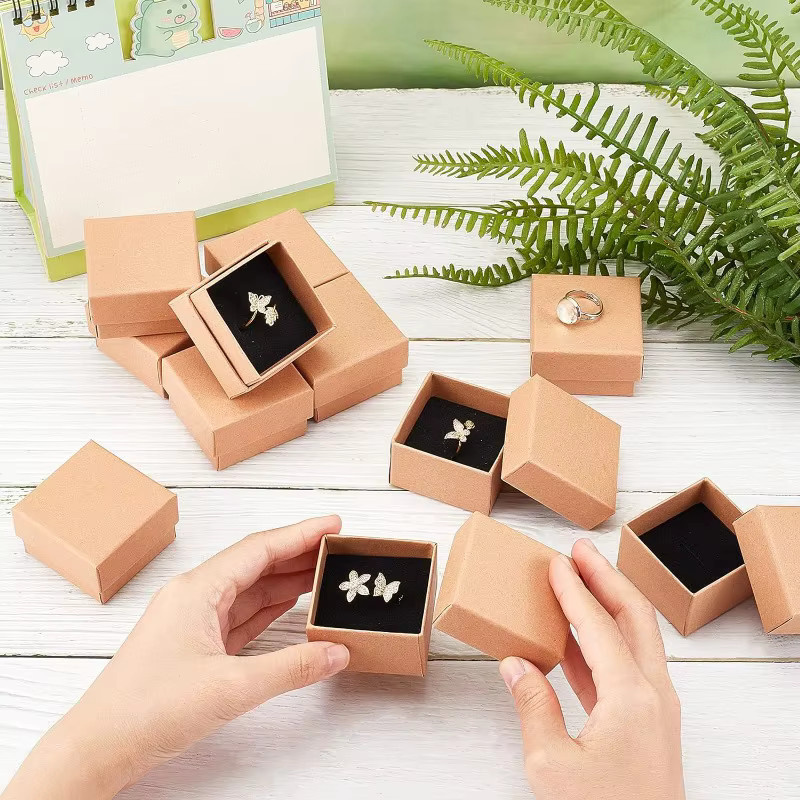24-teiliges Schmuckset aus brauner Pappe mit Schwamm für Armbänder, Halsketten und Ringe - Bild 5