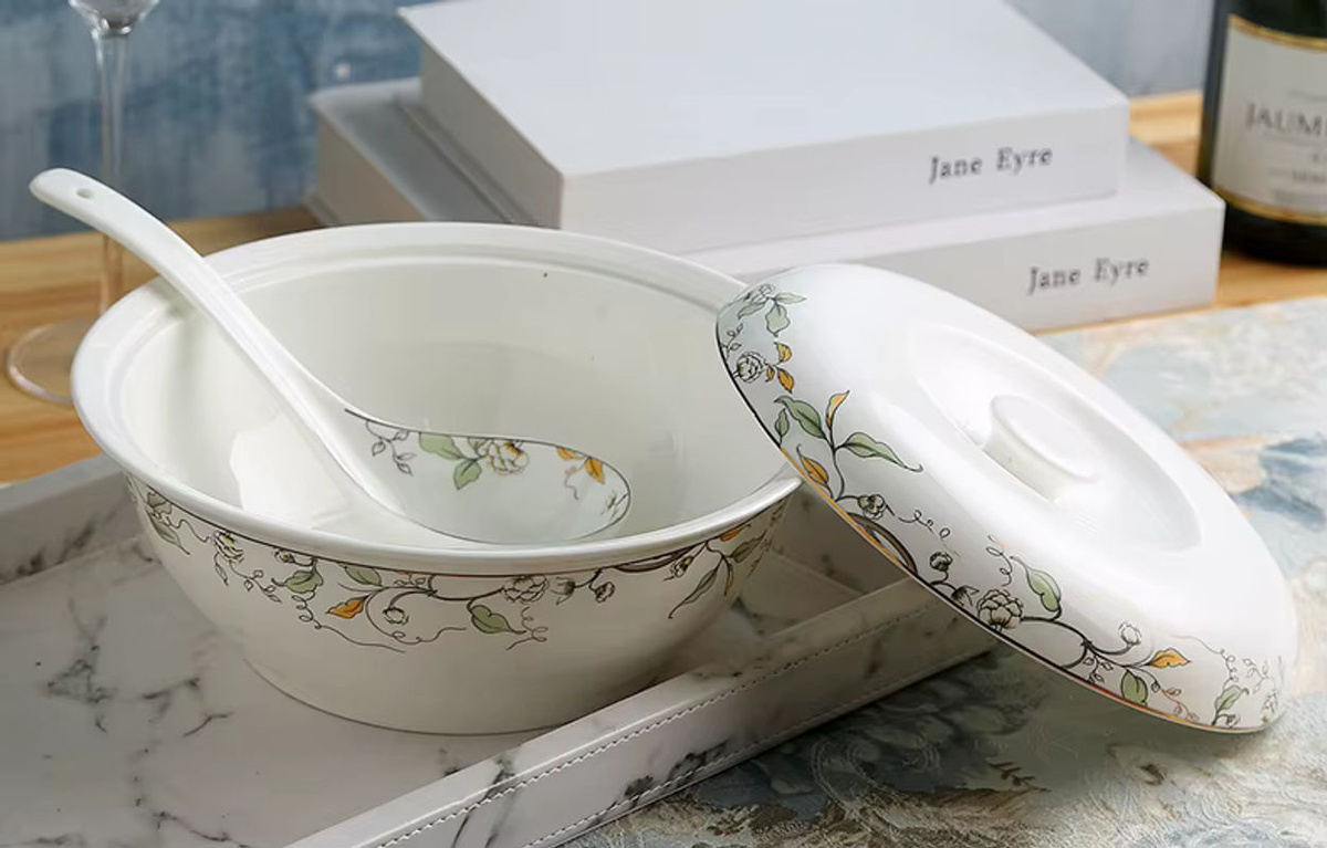 Japanische Suppenschale aus Bone China mit Deckel, weiß und gold mit floralem Wellen- und Blattmuster, Durchmesser: 22,9 cm - Bild 6