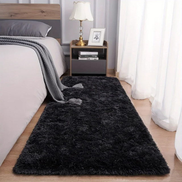 VIKAMA Teppich aus Kunstfell in Schwarz, flauschiger und weicher Bodenmatte für Schlafzimmer und Kinderzimmer, B/T: 120 x 40 cm - Bild 1