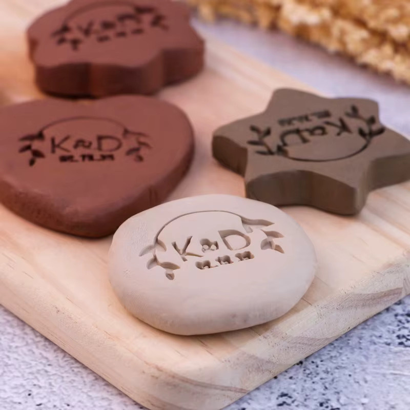Personalisierter Logo-Töpferstempel aus Messing in Gold für DIY-Töpferei und individuelle Tonarbeiten - Bild 4
