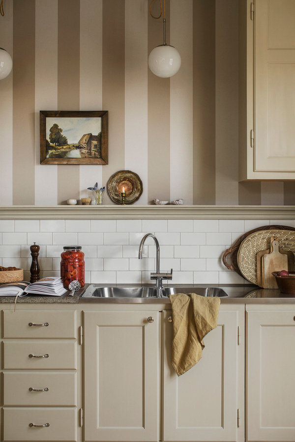 Ulricehamns Tapete Lineup Tactile Reed in Beige mit Streifenmuster und abstrakter Struktur aus Vlies - Bild 1