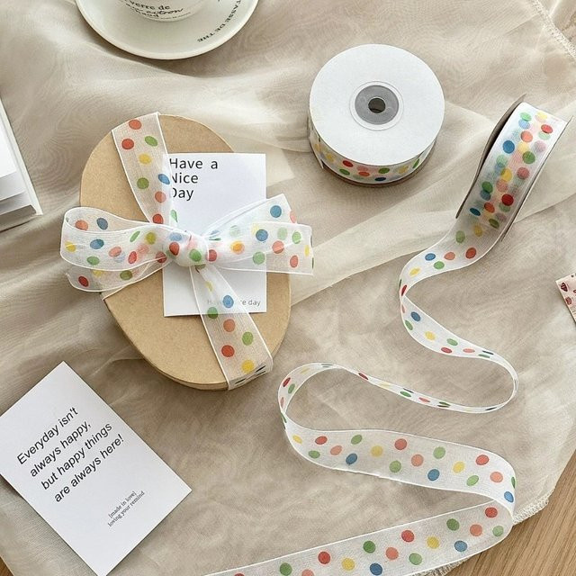 Transparentes Polyester-Geschenkband mit bunten Punkten zur Dekoration von Geschenkboxen und Schleifen - Bild 1