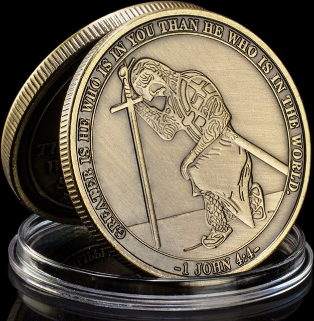 Antike Motivmünze aus Metall mit kniendem Templer-Ritter in Bronze- und Goldoptik, Philippi Nischenmünze - Bild 1