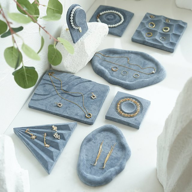 Baby.Xin Schmuck Display Tablett aus Samt in Grau mit geometrischem Design für Ringe und Ohrringe - Bild 1