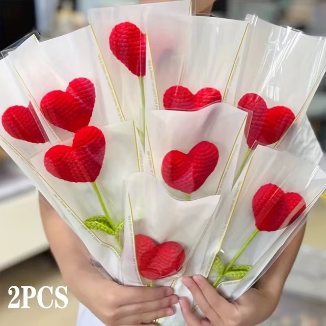 Handgefertigter gestrickter Rosenstrauß in Rot als dekorativer Simulationsstrauß mit Herz-Motiv - Bild 1