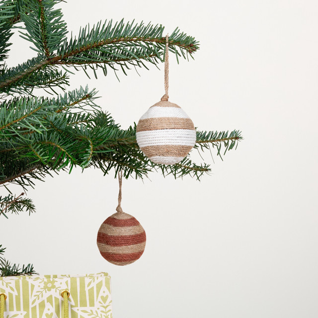 Weihnachtskugel BLUME2000 gestreift in Natur und Braun aus Jute, klein - Bild 1