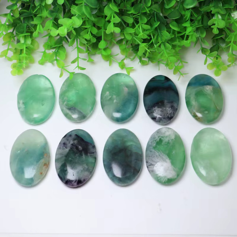 CrystalHola Feder-Schneeflocken-Fluorit Palmstein, polierter Naturstein im Boho-Stil in Grün, Blau und Lila - Bild 4