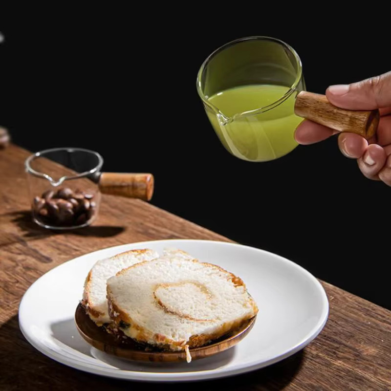Transparente Glaskrug mit Holzgriff für Milch, Saucen oder Vinaigrette, 100 ml - Bild 6