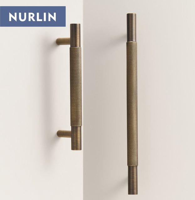 Nurlin Massiver Messinggriff mit Diamantschliff-Kreuzmuster in Gold, T-förmiger Schrankgriff mit Antik-Finish, Länge: 50 cm - Bild 1