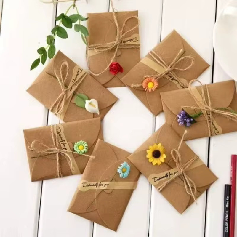 Handgemachte Grußkarten aus Retro-Kraftpapier mit Trockenblumen - Bild 2