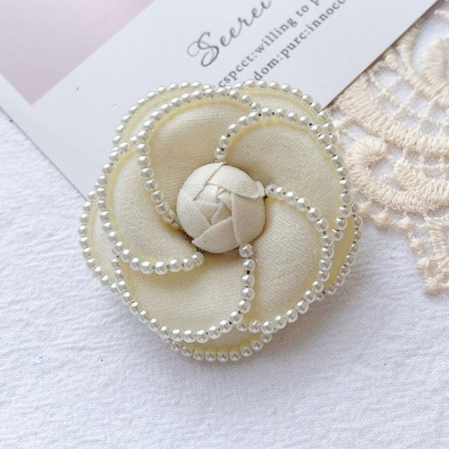 YIRAN Jewelry Brosche, Kamelie Blume, Perle, beige, Damen - Bild 1