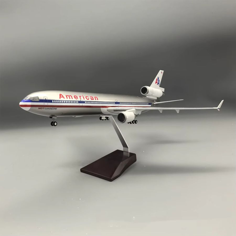 ZOCO Flugzeugmodell MD-11 im Maßstab 1:130 mit Licht und Holzsockel, Kunstharz-Modellbau mit 47 cm Länge - Bild 2