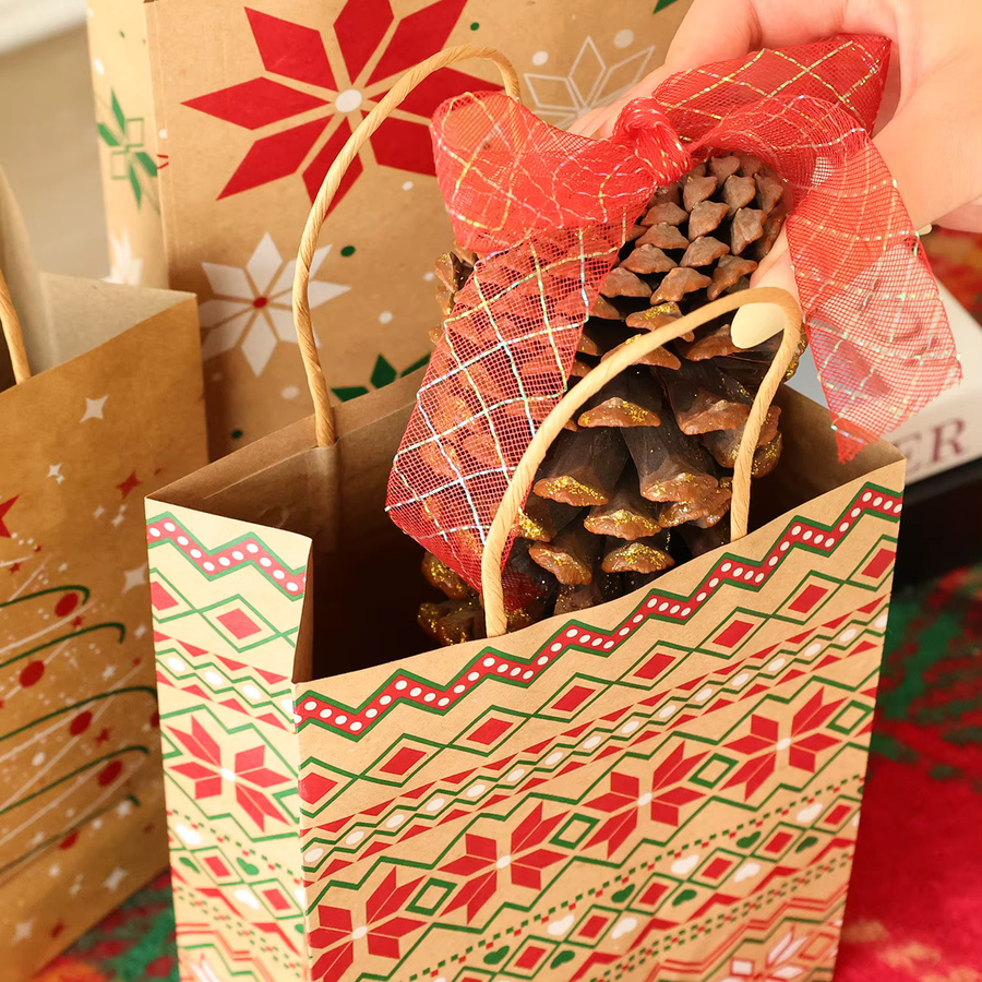 Bunte Weihnachtstüten aus Kraftpapier für Süßigkeiten und Geschenke - Bild 3