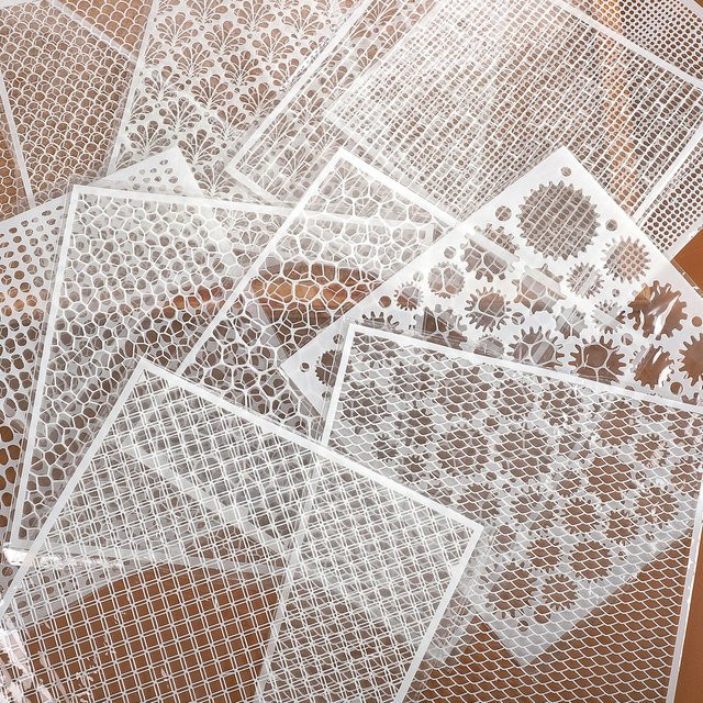 Kreativer Masking Panel Stempel aus Kunststoff mit Red Brick Honeycomb und Fischschuppen Grafik für dein DIY Journal und Bastelarbeiten in Rot und Transparent - Bild 1