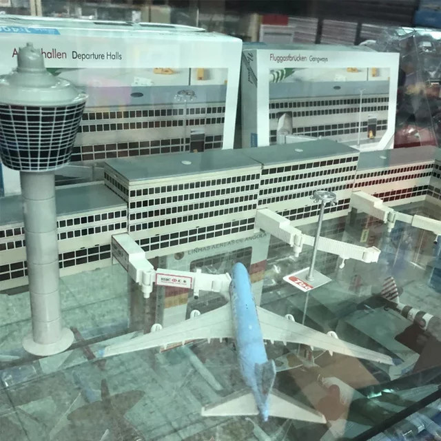 HYINUO Flughafen Boden Service Modell Spielzeug, Maßstab 1:400 - Bild 1