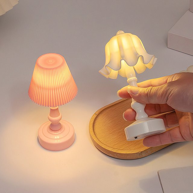 KittenBaby Miniatur Blütenknospe Tischlampe als Nachtlicht für Puppenhaus Zubehör im Maßstab 1:12 - Bild 1