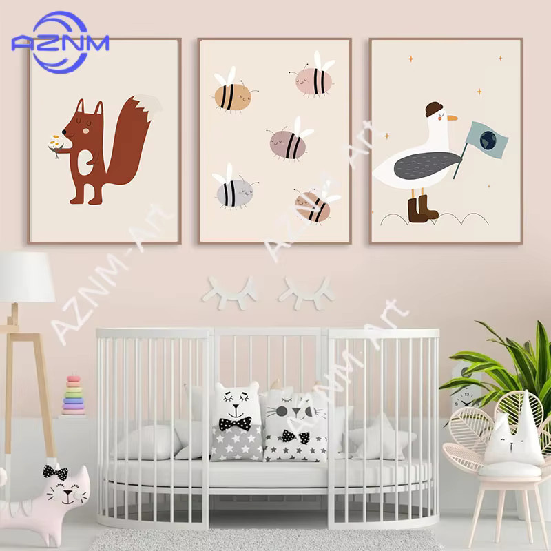 KAYOU Wandkunst Leinwanddruck mit lustigen Cartoon-Tieren Ente Eichhörnchen Biene in Beige für das Kinderzimmer - Bild 1