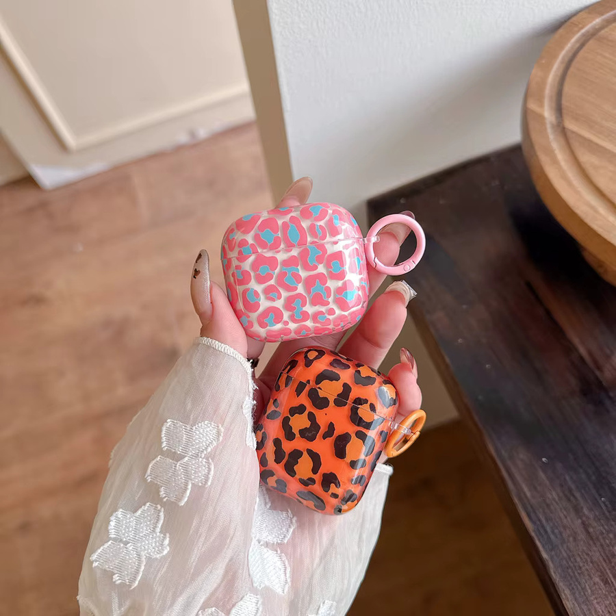 Stilvolle Apple AirPods Schutzhülle mit Leopardenmuster und Haken-Kopf in Pink - Bild 2