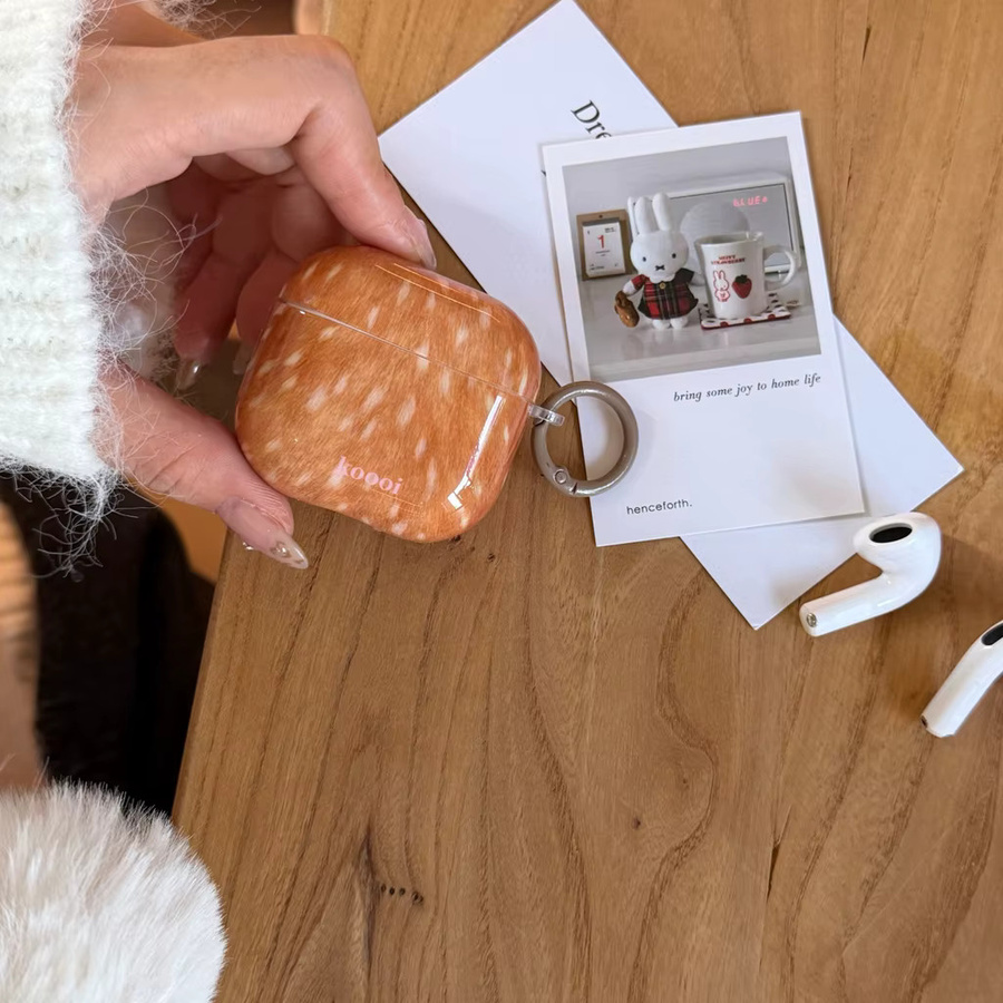 Apple AirPods Schutzhülle in Braun mit Hirschfell-Textur und Haken für AirPods 1, 2, 3, 4 und Pro 2/3 - Bild 2