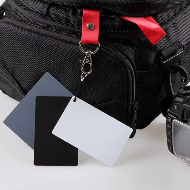 3-in-1 digitale Balance-Karten im Taschenformat für die digitale Fotografie, Set in Weiß, Schwarz und Grau mit Umhängeband zur Belichtungs- und Farbkontrolle - Bild 2