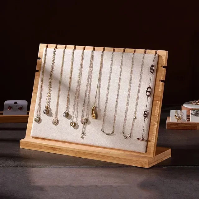 Klassischer Schmuckständer aus Holz in Beige mit großer Kapazität für Halsketten und abnehmbarem Präsentationsständer - Bild 1