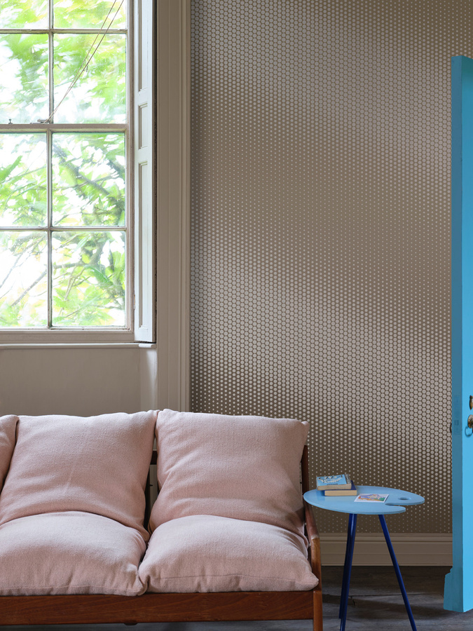 Farrow & Ball Tapete Dot in Roasted Macadamia/Au Lait mit abstraktem Punktedesign in Beige - Bild 1