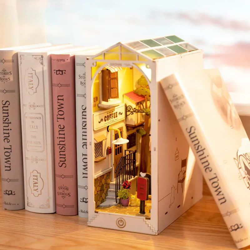 ROBOTIME Rolife Sunshine Town Bücherregal Deko-Set TGB02 aus Holz und Glas in Mehrfarbig - Bild 11