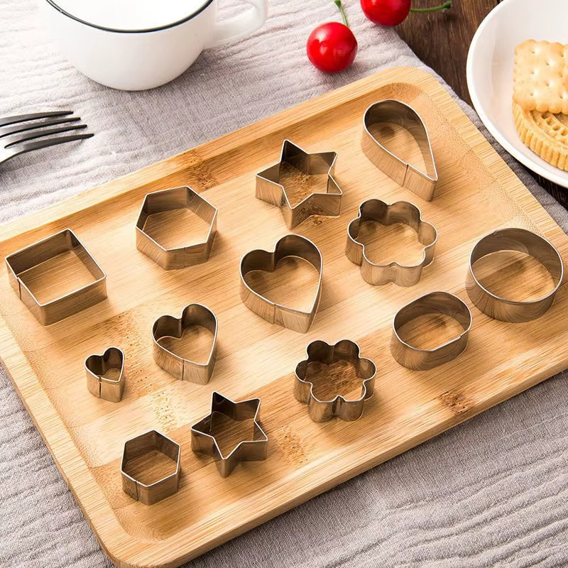 JUSTINLAU Ausstechformen Set aus Edelstahl in Silber, 30 Teile mit Herz, Stern, Blume und geometrischen Formen für Keks, Gebäck und Fondant - Bild 4