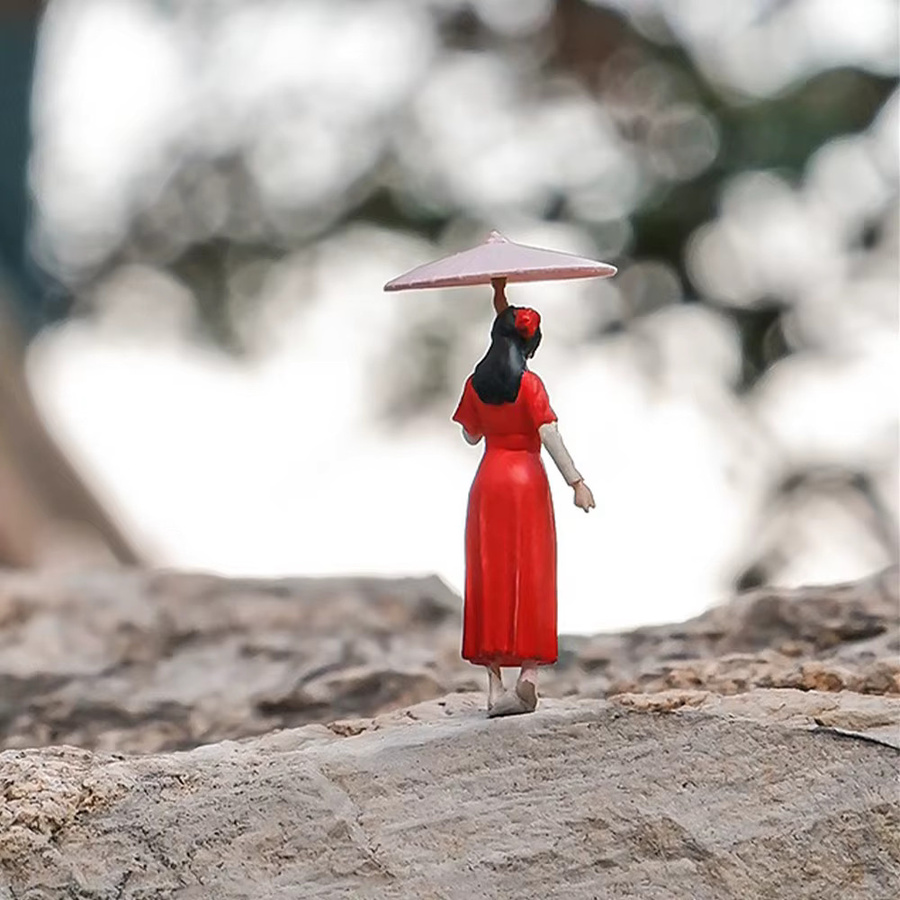Kicarmod Das Mädchen mit dem Regenschirm, Modellfigur, Maßstab 1:64, Einzelfigur - Bild 5