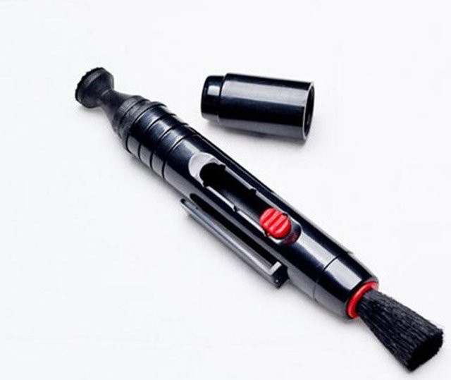 Einziehbarer weicher Reinigungsstift in Schwarz zur Staubentfernung für Kameraobjektive, Filter, Sensoren und Bildschirme - Bild 1