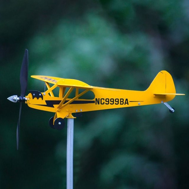 Gelbe Wetterfahne in Flugzeug-Optik aus Metall als Gartenornament zur Anzeige der Windrichtung - Bild 1