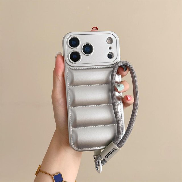 Stoßfeste Silikonhülle im Daunenjacke-Design für Apple iPhone mit Handgelenkschlaufe und Kameraschutz, Farbe: Weiß - Bild 1