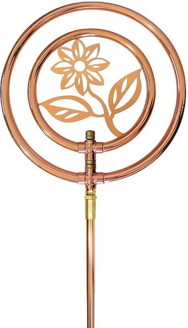 Rotierender Rasensprenger Blume aus Kupfer mit Erdspieß als Kreisregner und Wasserspiel in Rot - Bild 1
