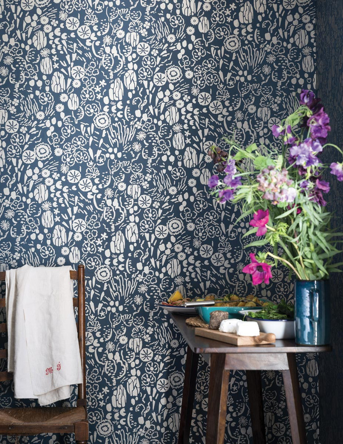 Farrow & Ball Tapete Atacama in Stiffkey Blue und Silber mit floralem Botanical-Design - Bild 1