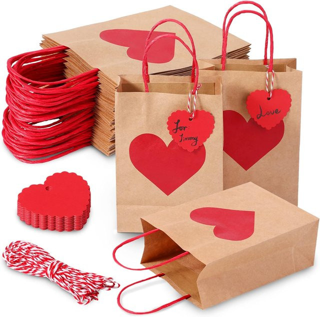 Herzförmige Geschenktüte aus Kraftpapier mit rotem Griff für Hochzeiten, Geburtstage und Valentinstag in Braun und Rot - Bild 1