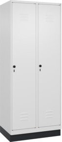 C+P Spind Classic PLUS Garderobenschrank mit Sockel, 2 Abteile, Farbe: Weiß/Grau, H x B x T: 195 x 80 x 50 cm, mit Sicherheits-Drehriegel, 4 Garderobenhaken und mittiger Trennwand - Bild 1