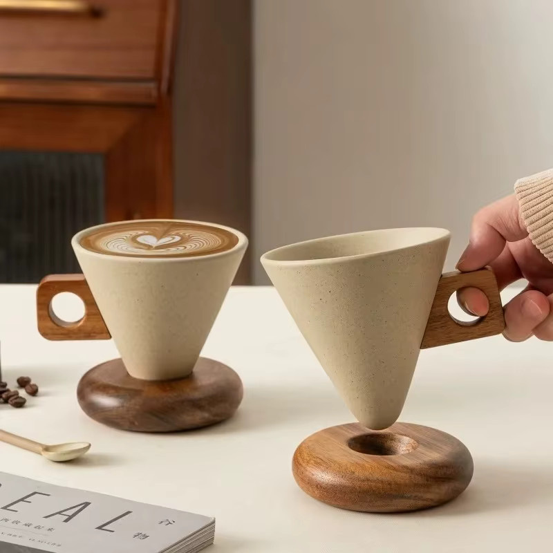 JUSTINLAU Keramik-Kaffeetassen-Set mit Löffel und Holzsockel in Beige - Bild 2