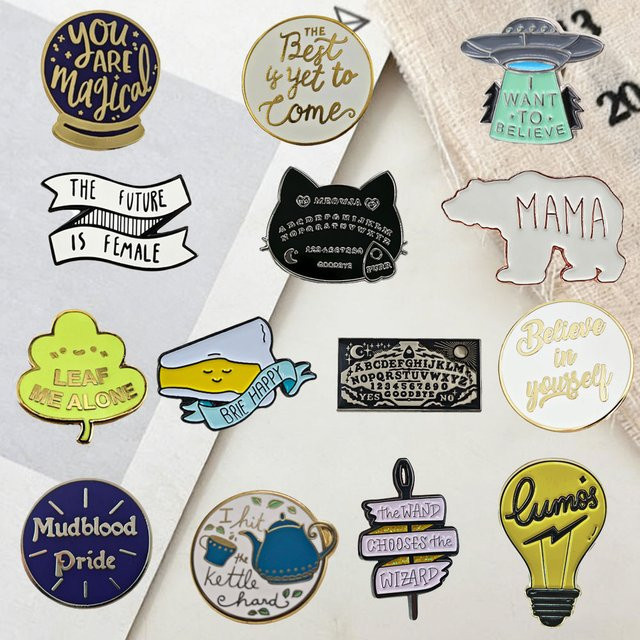 Emaille-Pin, Cartoon-Kunst-Schriftzug, Unisex - Bild 1