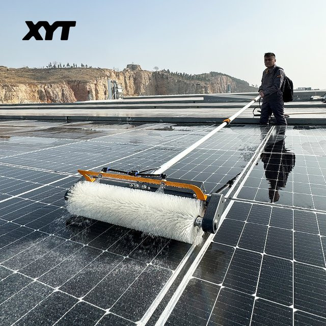 XYT Solarpanel-Reinigungssystem mit rotierendem Bürsten-Set und wassergesteuerter Teleskopstange - Bild 1